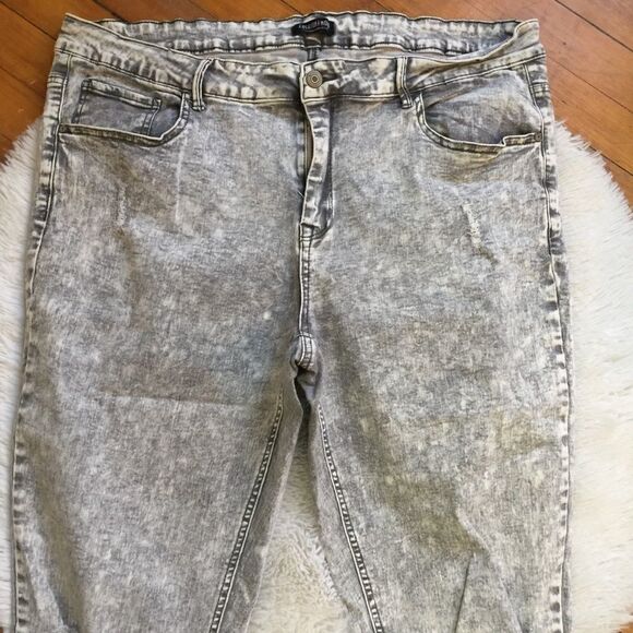 Fashion Nova Plus size Cloudy Sky’s Jeans - Picture 5 of 6